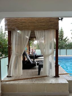 Uyaran79 Gayrimenkulden Gümrük Yolunda Havuzlu Dublex Bağ Evi