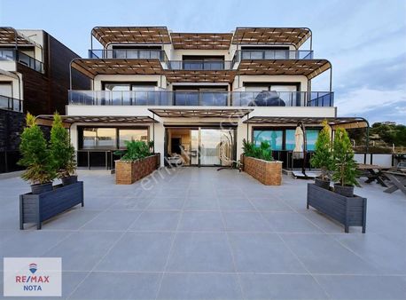 Çeşme Ayasaranda Havuzlu Deniz Manzaralı Teraslı Eşyalı Daire