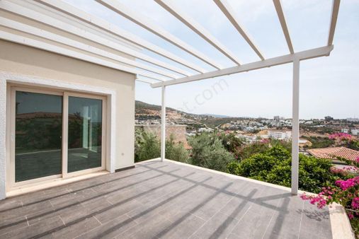 🌟 Bodrum Konacık'ta Deniz Manzaralı Havuzlu Site İçi Tripleks Villa! 🏡🌊