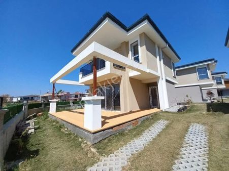 Güzelçamlı'da Geniş Bahçeli 3+1 Havuzlu Sitede Sıfır Satılık Villa
