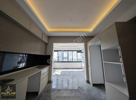 Kutlar'dan Abdülhamithan'da Cadde Üzeri Ultra Lüx*2,5+1*daireler