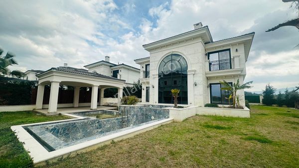 Kuşadası Soğucak Mh'de 4+1 Özel Havuzlu Köşe Konum Tek Müstakil 550m2 Lüks Satılık Villa