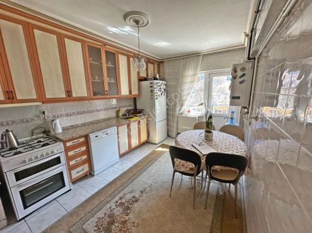 Demirlibahçe Tren Yakınında Katta Bakımlı 3+1 Satılık Daire