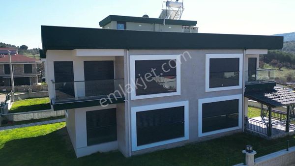 **dikili Uzunburun’da Şehir Gürültüsünden Uzak Doğal Yaşamın İçinde 3+1 Modern Ve Şık Villa**