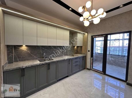 İkiev'den Şehrin Merkezinde Mücahitlerde Sıfır Lüks 2+1 Daire