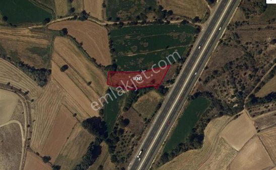 Ankara-eskişehir Asfalt Yoluna Cepheli Tarla