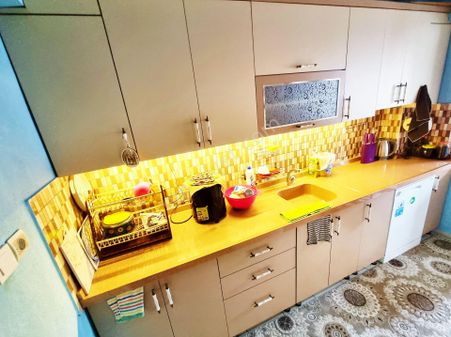 🔴🔴aktiften Akçay'da Ön Cephe Doğalgaz Kombili Asansörlü Otoparklı 3+1 Satılık Daire