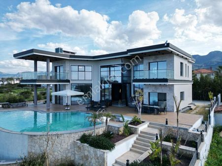 Girne Çatalköy'de Denize Sıfır Tek Yetkili Satılık 5+1 Premium Villa !!!