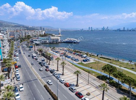 Karşıyaka'nın Merkezinde Müstakil Satılık Köşk