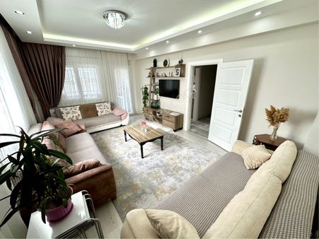 Yenişafakta Asansörlü Arakat 2 Balkonlu 120 M2 2+1 Daire
