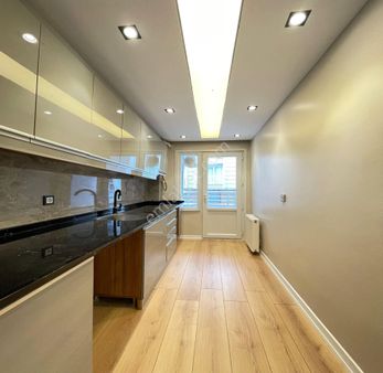 Metrobüse Yürüme Mesafesinde Full Dekorlu 2+1 Satılık Ara Kat!