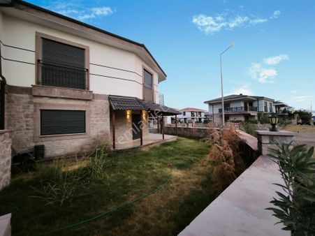 Küçükköy Merkez'de Köşe Konumda 3+1 Villa
