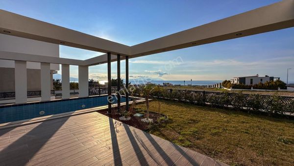 Kuşadası Soğucak'ta Deniz Manzaralı İyi Konum Ultra Lüks Villa