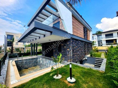 **rs Netten'den** Kuşadası'nda Müstakil Özel Havuzlu 5+1 Hamam Ve Saunalı Villa