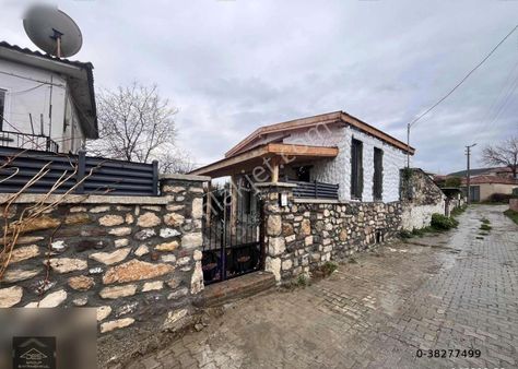 Urla Özbek Mah. Restore Edilmiş Taş Köy Evi