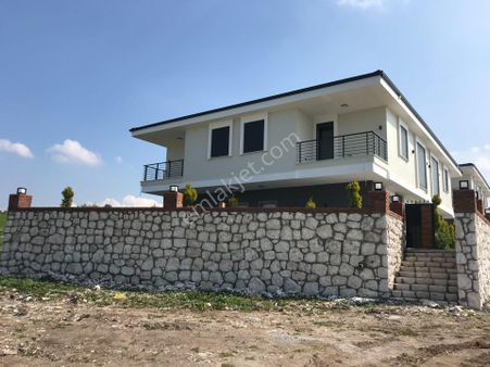 Havuzlu Sitede Şehir Gürültüsünden Uzak Doğa İçerisinde Fırsat Villa