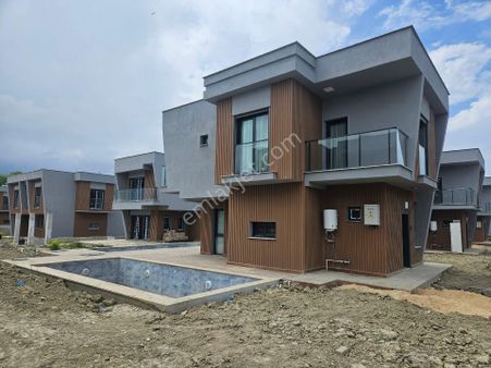 %70 Peşin 12 Vade İle Denize 800 Mt Mesafede Özel Havuzlu 3+1 Villa