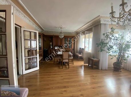 Gayrettepe Mevlüt Pehlivan Caddesinde Aydınlık 3+1 Daire