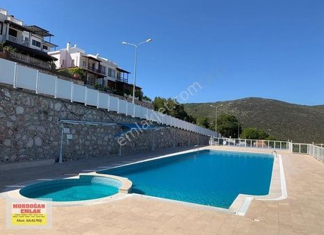 Mordoğan Emlaktan Havuzlu Manzaralı Site İçersnde Satılık Yazlık