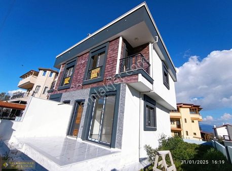 İzmir Seferihisar Doğanbey De Satılık 2+1 Büyük Bahçeli Villa