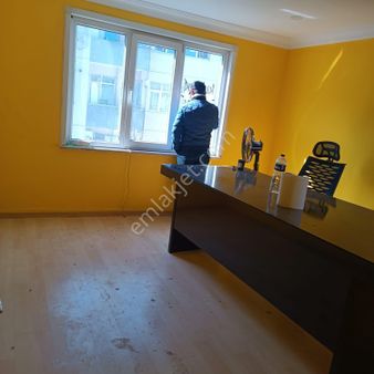 S.evlerde Tam Meydanda Metrobüse 1dk.1+1 50m2 Asansörlü Ofis