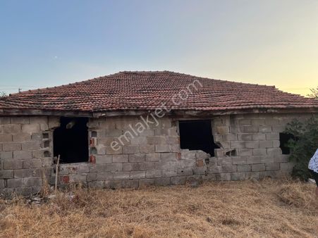 Dikili Güven Emlak'tan Esentepe Köyü İçerisinde Satılık Bahçeli Kargır Ev