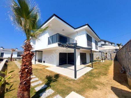 **rs Netten** Soğucak'ta Kısmı Deniz Manzaralı 3+1 Villa