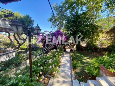 Büyükada'da Bahçe Kullanımlı Masrafsız 2+1 Satılık Daire