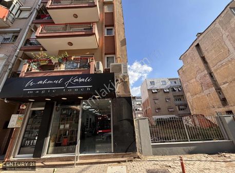 Karşıyaka Kilise Sokağı'nda Bakımlı 3+1 Satılık Daire