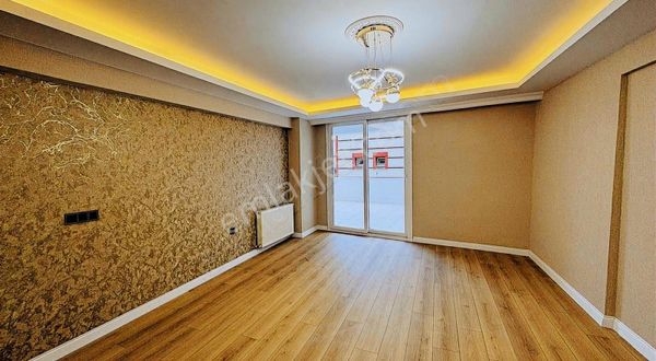 Çarşı Merkezde Teraslı 3+1 İzbana 5 Dakika 180 M2 Ara Kat