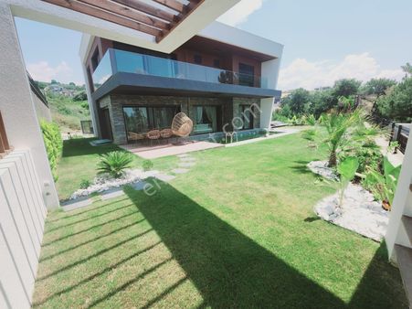 ** Rs Netten** Kuşadası Soğucak'ta Özel Havuzlu,geniş Bahçeli,saunalı 4+1 Satılık Villa