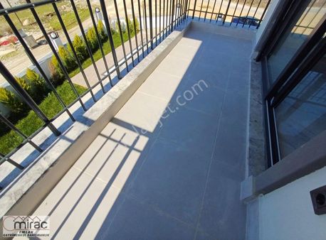 Ilıca Mahallesi Ara Kat 1+1 Satılık Havuzlu Daireler