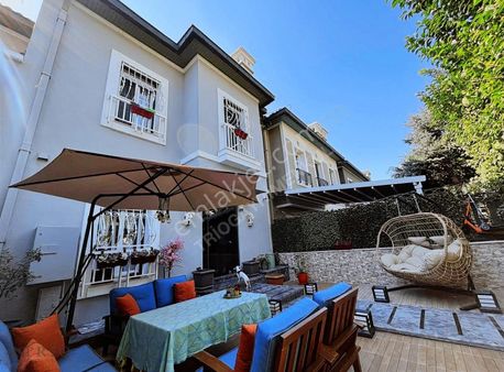 Bahçeşehir Beritler "en İyi Gölet Cephe" Tadilatlı Satılık Villa