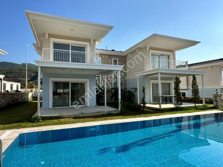 **rs Netten** Davutlar'da Hem Termal Hem Yazlık Tadında Satılık 3+1 Villa