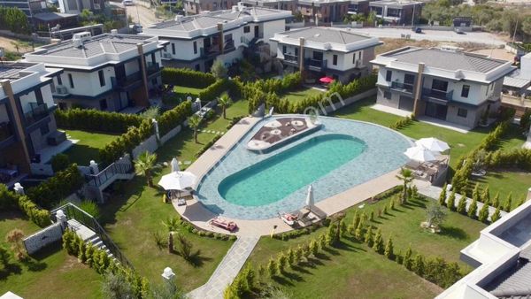 Karaova'da Havuzlu Sitede Bahçeli 3+1 Villalar