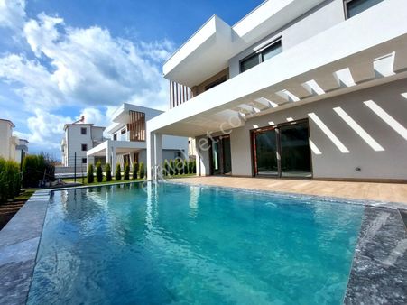 **rs Netten** Güzelçamlı'da Denize Yürüme Mesafesinde Özel Havuzlu Satılık Villa