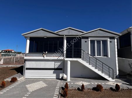 Giçik’te 550m2 Villa Duvarlı Elektrik Aktif Su Aktif Asfalta Cephe Satılık Bahçe