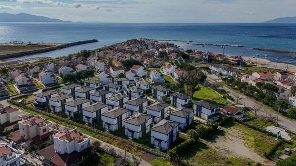 No:10 Gayrimenkul'den Denize 100mt Site İçinde Köşe 4+1 Villa