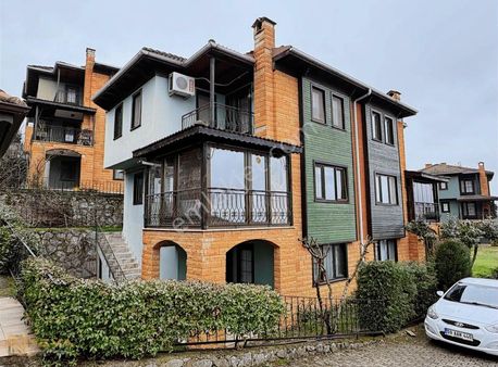 Sapanca Kurtköy Fatih Mah. Satılık 5+1 250 M2 Tripleks Villa