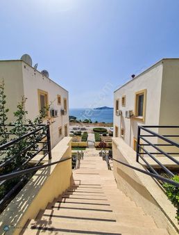 Güllük'te Full Deniz Manzaralı Satılık 2+1 Eşyalı Havuzlu Daire