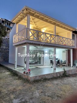 Boğaziçi'nde Denize Sıfır Site İçinde Deniz Manzaralı Satılık Bahçeli Villa