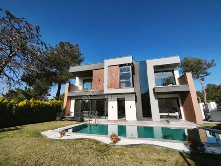 Kuşadası'nda Müstakil 4+1 Geniş Bahçeli Özel Otoparklı Satılık Villa