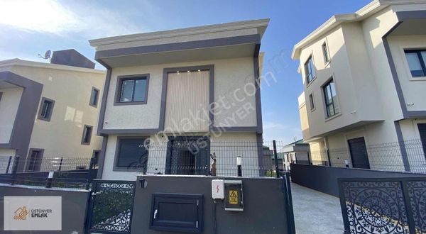 Büyükçekmece Güzelce Mahallesinde Satılık Sıfır Havuzlu Villa