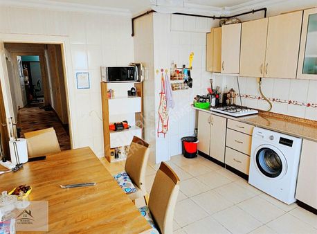 Aliağa'da Merkezi Konumda 3+1 Geniş Satılık Eşyalı Daire