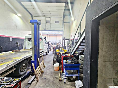 Gölcük Yeni Sanayi Sitesinde Asma Katı Olan Satılık Geniş Dükkan