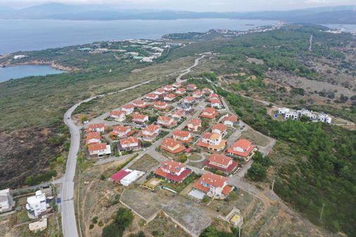 Sığacık Teos Site İçerisinde 3+1 Manzaralı Ve Tadilatlı Fırsat Satılık Villa