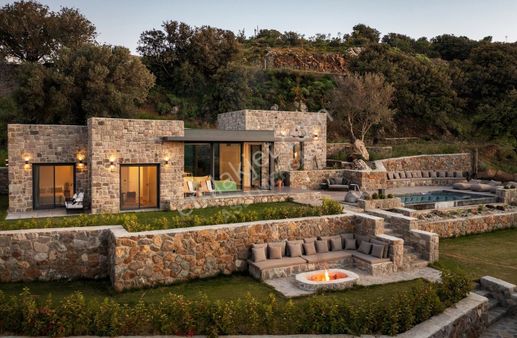 Gümüşlük Karakaya'da Etkileyici Modern Taş Villa