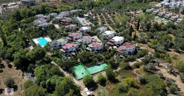 Güre`de Doğa İle İç İçe Havuzlu Makikent Sitesinde Satılık 3+1 Villa