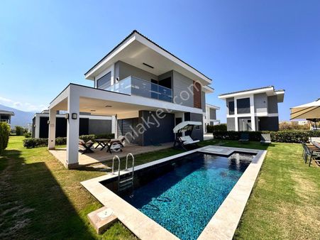**rs Netten**kuşadasında Denize Yakın 3+1 Satılık Villa
