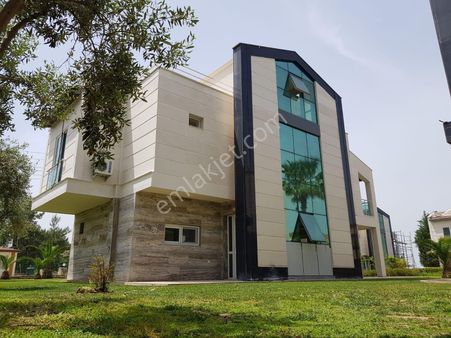 Kuşadası Karaova Mevkiinde Tek Müstakil Villa